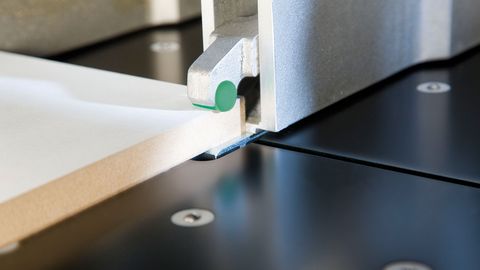 Restschnitteinrichtung für die Aufteilung ohne Restmaß. Die Spannzangen fahren in den ausgesparten Druckbalken ein.