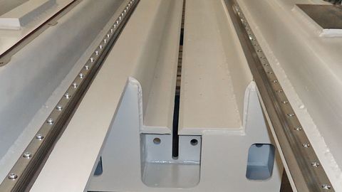 Präzise geführte Sägewagen mit Zahnstangenantrieb läuft auf oberflächengehärteten Linearführungen Präzise geführte Sägewagen mit Zahnstangenantrieb läuft auf oberflächengehärteten Linearführungen