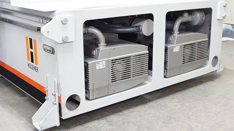 Integrierte Vakuumpumpen bei der DYNESTIC 7505 und 7507 Die in das Maschinengestell integrierten Vakuumpumpen sparen Platz ein