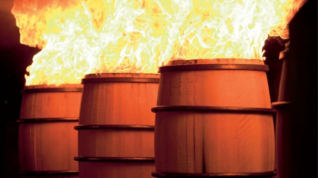 Wielka tajemnica: W jaki sposób kukurydza, pszenica, słód jęczmienny i woda zamieniają się w świetną whisky Jack Daniel’s?