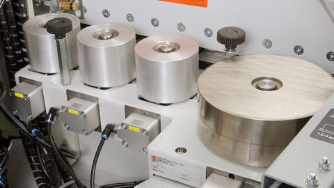 4-Rollen-Druckwerk - Motorisch mit automatischer Anpassung an die Vorschubgeschwindigkeit und NC-Servoachsen zur motorischen Verstellung an die jeweilige Kantenstärke