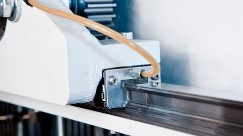 frei programmierbarer Breitenanschlag auf Linearführungen mit dynamischem Servoantrieb frei programmierbarer Breitenanschlag auf Linearführungen mit dynamischem Servoantrieb