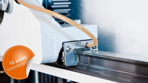 Präzisionsgeführter, frei programmierbarer Breitenanschlag auf einer Linearführung mit dynamischem Servoantrieb. Präzisionsgeführter, frei programmierbarer Breitenanschlag auf einer Linearführung mit dynamischem Servoantrieb.