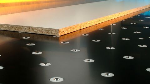 Großflächiges Luftkissen, mit dem sich schwere Plattenpakete problemlos verschieben lassen Großflächiges Luftkissen, mit dem sich schwere Plattenpakete problemlos verschieben lassen